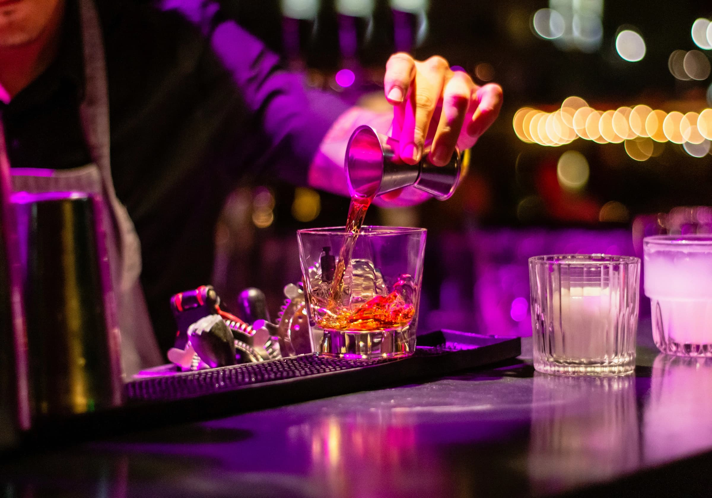 Bartender preparando um coquetel no balcão