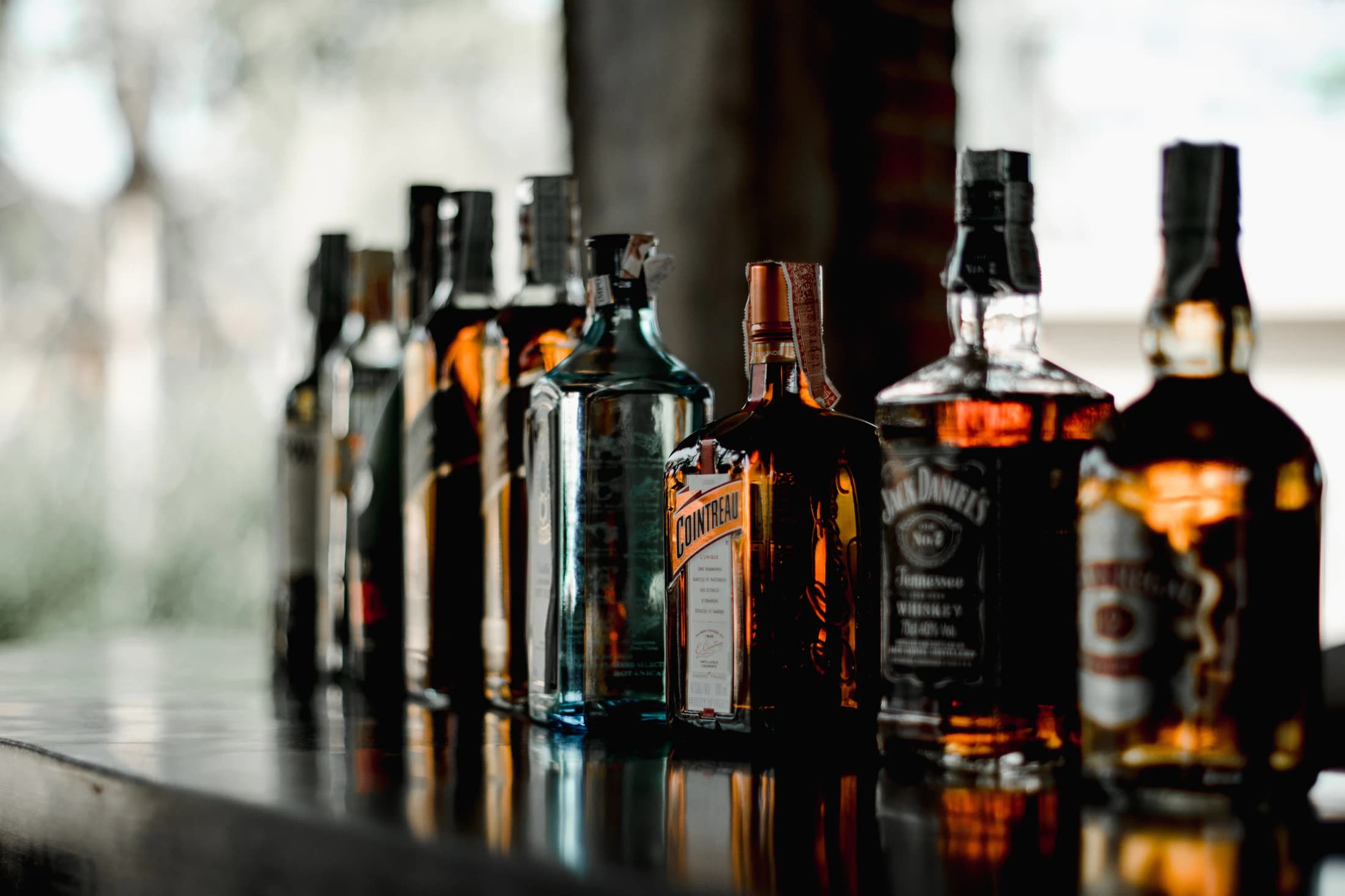 Garrafas e ambiente de coquetelaria O Homem Drink